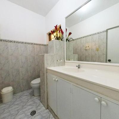 ALQUILER DE CASA EN CALLE LOS SAUCES, URB. SANTA VICTORIA